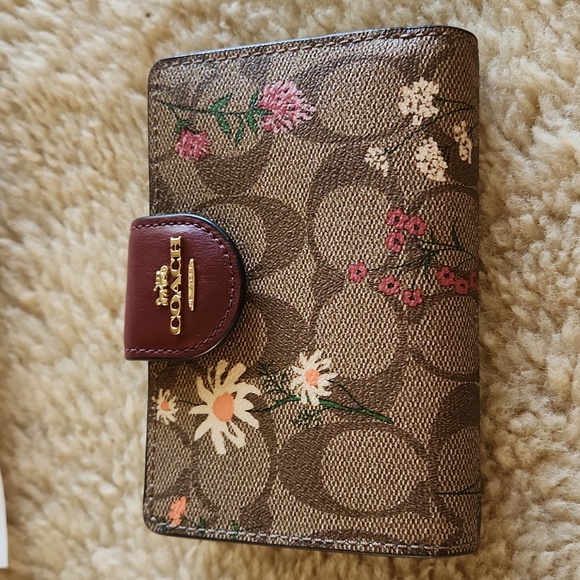 Gorgeous NWOT Coach Signature Wildflower Bi-fold Snap Front Wallet 🩷🌼 - Picture 2 of 16